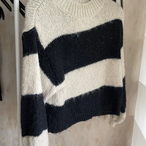 Randig tröja - En snygg stickad randig tröja i grön gina i stl xs.