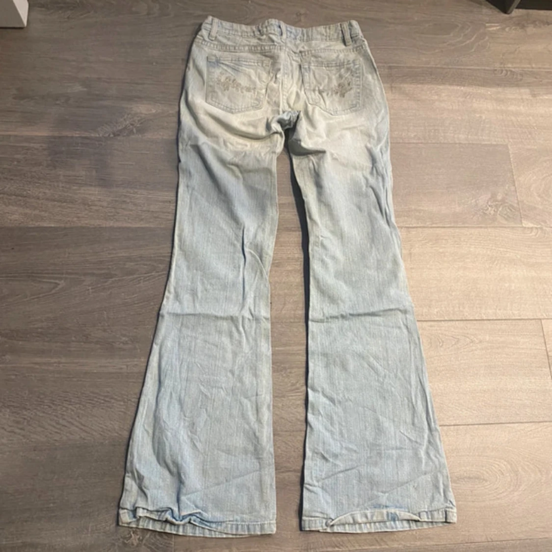 Ljusblå bootcut jeans med broderi lågmidjade - 3