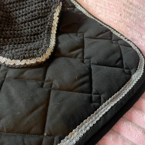 Svart virkad huva med silverkant - Snygg svart set med huva, det är ett svart set med en stilren silverkant! Setet är i storlek cob och är sparsamt använt