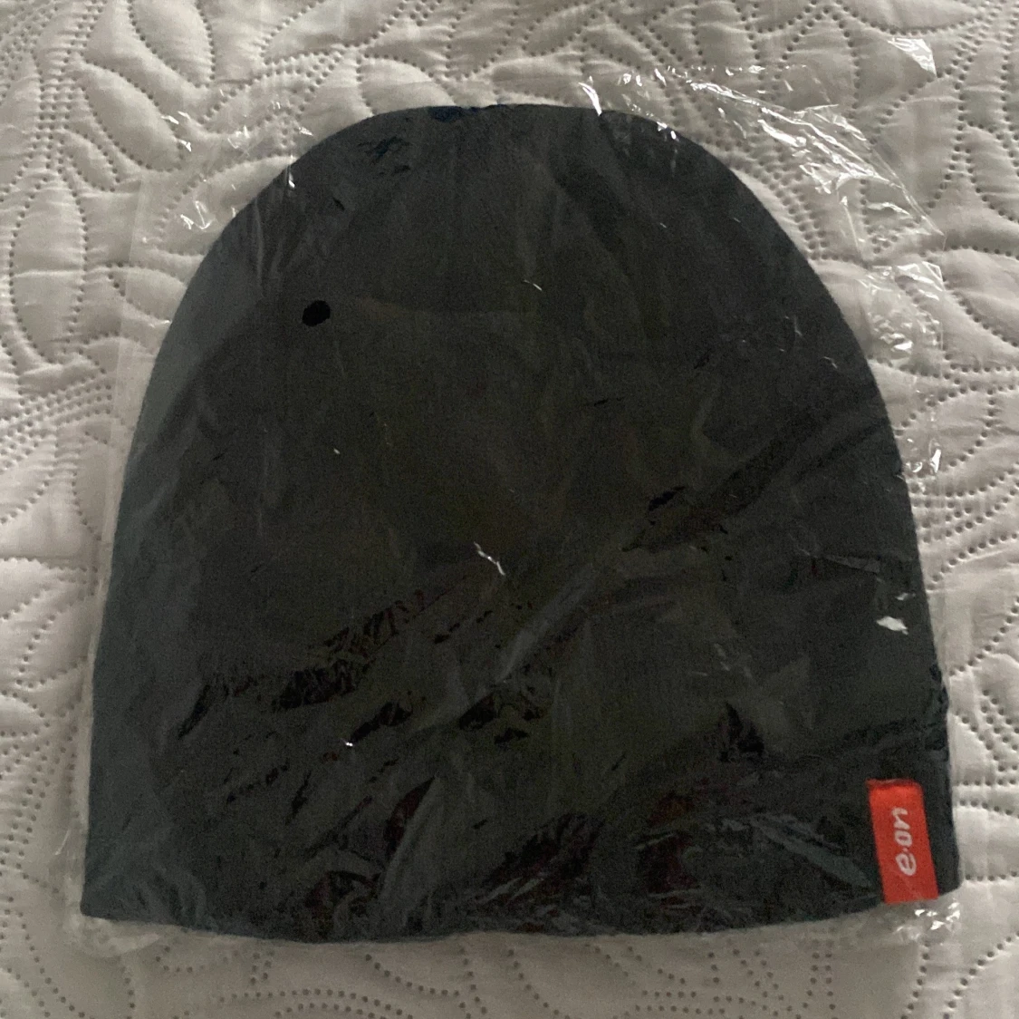 Svart mössa från E.ON