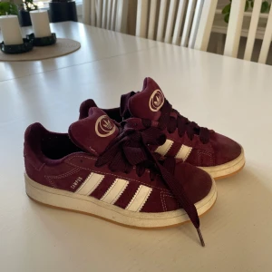 Adidas Campus vinröda sneakers - Snygga Adidas campus 00s originals vinröda. Har använt en halv sommar ungefär  för de blivit för små men jätte snygga❣️orginalpris 1300, pris kan diskuteras