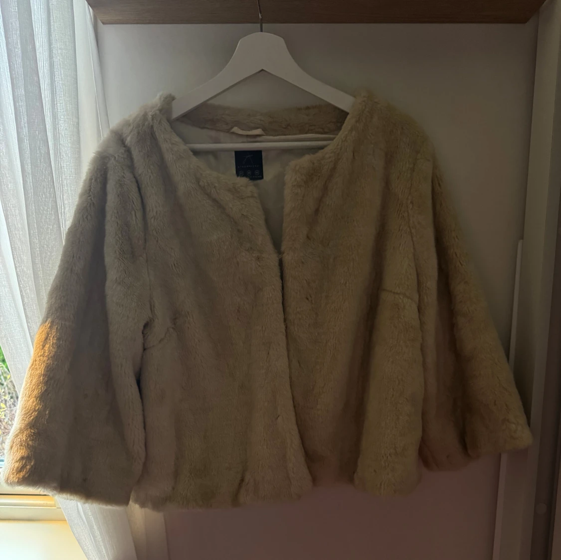 Beige pälsjacka med trekvartsärm