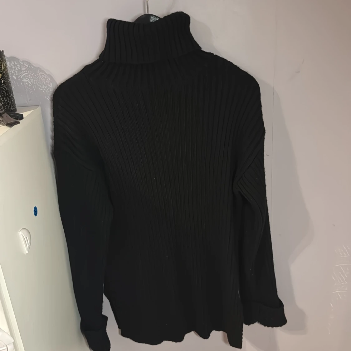 Svart ribbad polotröja från NA-KD