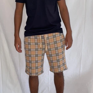 Burberry shorts strl S  - Helt nya. Fin replika med grym kvalitét. Modellen är 175cm väger 67kg , bär storlek S på bilden. Pris: 999kr. Först till kvarn. Skickas diktens inom 24h