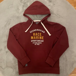 Race marine grisch Hoodie - En vinröd hoodie som är riktigt snygg, passar perfekt nu till vinter/höst. Hör av er vid frågor!