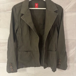 Grön jacka  - Så fin grön jacka, perfekt till våren🫶
