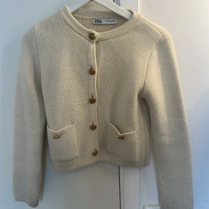 Vit kofta från Zara - Vit kofta från Zara i storlek s. Köpes för 400 kr. Använd ett fåtal gånger och har inga defekter eller fläckar.