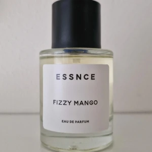 Essnce Fizzy Mango Parfym - OBS Kolla på min samma annons av den har parfymen med fri frakt. Modern Eau de Parfum från ESSNCE med namnet Fizzy Mango. Stilren flaska och enkel sprayfunktion. Perfekt för dig som vill sticka ut med något unikt och fräscht. Volym och ingredienser framgår ej på bilderna. Använd ganska lite, som ny