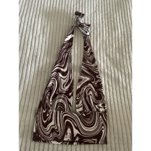 Halterneck-linne med mönster  - Passar bra på som festtopp eller på sommaren☺️