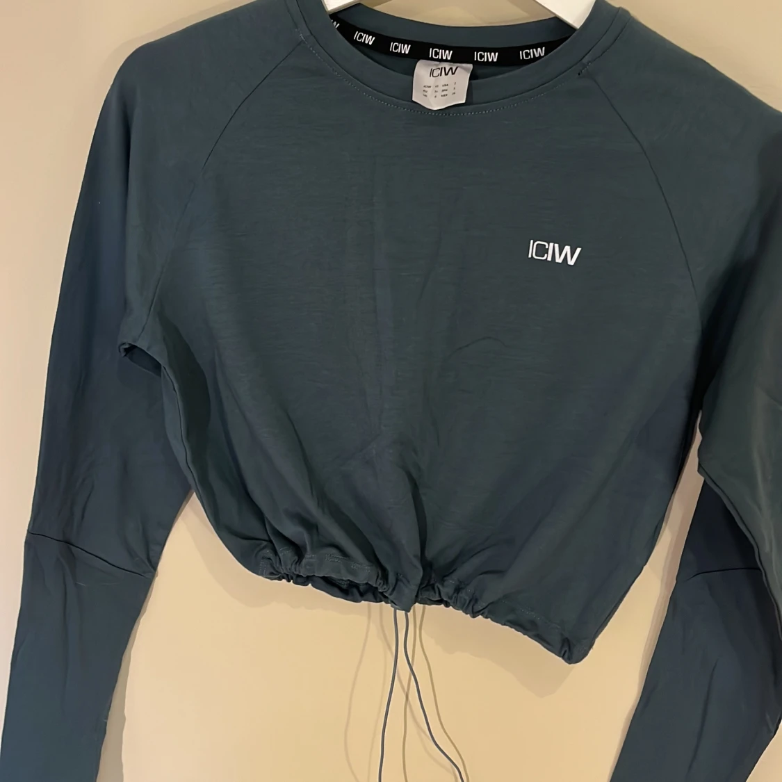 Mörkgrön croppad tröja från ICANIWILL - 4