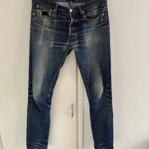 A.P.C. Petit New Standard Raw Denim Jeans - Snygga A.P.C. Slim fit Raw Denim jeans med slitningar och tydliga whiskers vid knäna. 