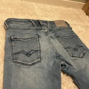 Replay Anbass jeans - Tja säljer dessa as feta Replay Anbass jeansen i stl W29 L32. Jeansen är i fint skick och kostar ca 1500kr nypris. Skriv till mig om du är intresserad av att köpa😁🤗