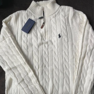  Polo Ralph Lauren hoddie -  tröja från Polo Ralph Lauren med half zip helt nyt. Har inte använt säljer den för att den är för stor för mig 