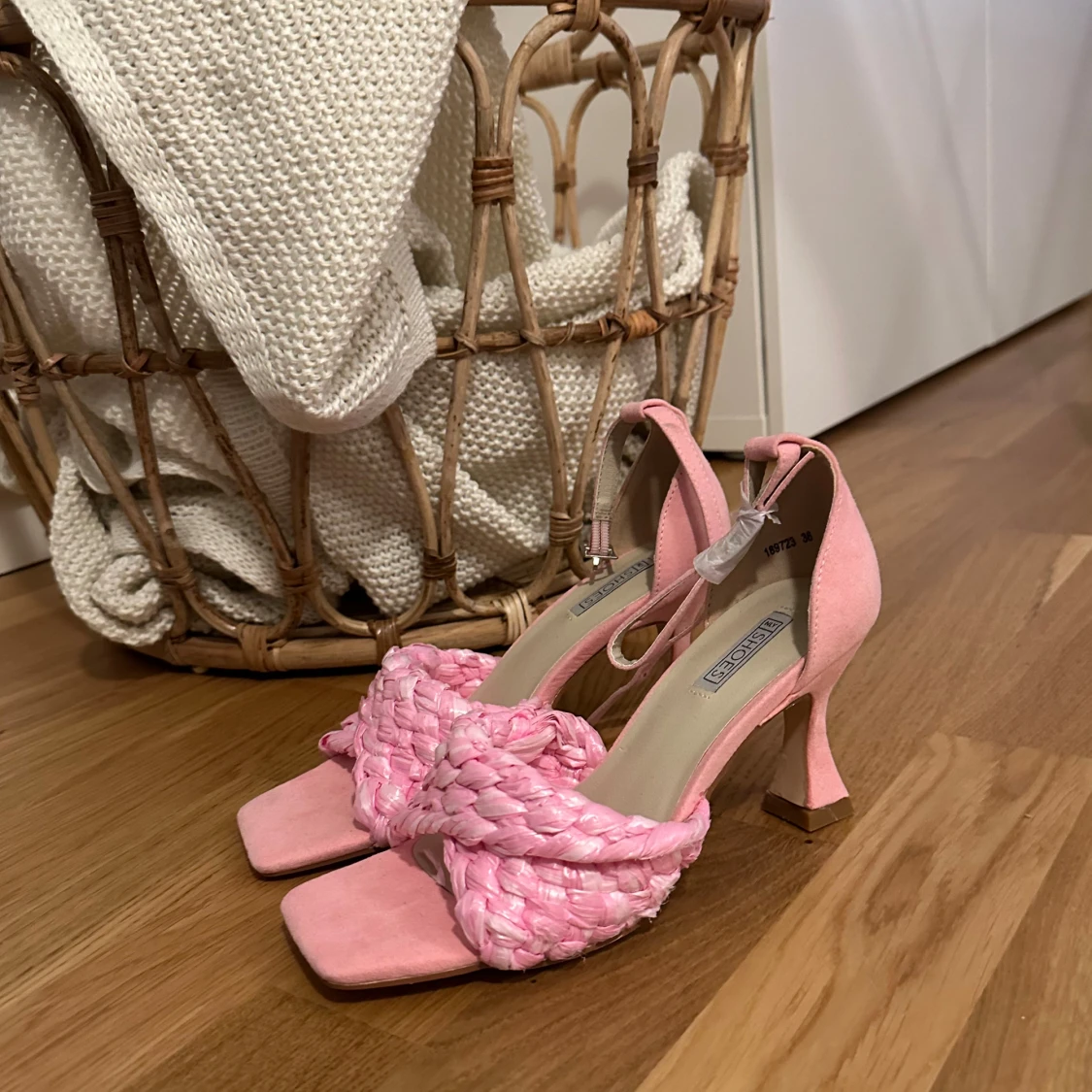 Rosa klackar med flätad rem och klack