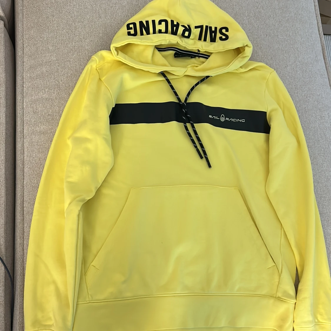 Gul hoodie från Sail Racing