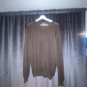 Oscar Jacobsson stickad tröja brun - Hej, säljer nu min bruna oscar Jacobsson tröja eftersom den ej passar mig längre! Condition är:  9/10Hör av dig om du har några frågor!