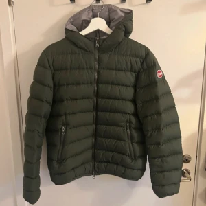 Grön jacka från Colmar - Säljer en grön pufferjacka från Colmar, med huva och två sidofickor med dragkedja. Pris kan oftast diskuteras