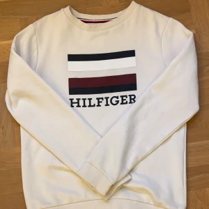 Tommy Hilfiger tröja - Säljer en vit tröja från Tommy Hilfiger som är i nyskick. Tröjan är i storlek 164 vilket ungefär sitter som XS. Inga defekter och bara skriva om ni har några frågor. Byten kan även vara aktuellt.
