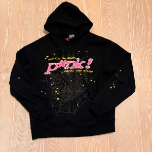Sp5der hoodie - En riktigt fet spider hoodie, mycket bra kvalitet, använd typ 2 gånger. Skriv till mig om du undrar något 👍