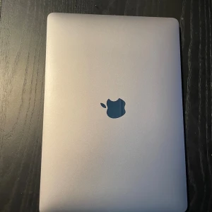 MacBook Air Retina 13-inch 2020 - Snygg MacBook Air 13'' Retina från 2020 med 1,1 GHz Quad-Core Intel Core i5, 8 GB RAM och Intel Iris Plus Graphics. Kör senaste macOS Sonoma 14.8. Fint skick, inga synliga repor eller skador på chassi. Perfekt för studier, arbete eller vardagsbruk. PM för mer info!