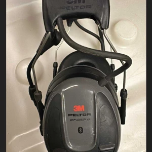 Peltor WS Alert XP - 3M Peltor WS Alert XP hörselskydd med Bluetooth. Robust design, bekväm vadderad bygel och stora kåpor. Synligt i gott begagnat skick, mindre ytliga repor men inga större defekter. Perfekt för bullriga miljöer med trådlös anslutning.