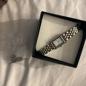 Mockberg klocka - Mockberg klocka i silver, storleken har förminskats med dom extra delarna följer med! Nyskick! 