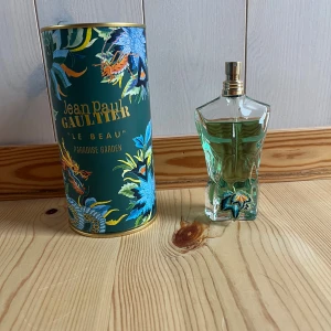 Jean Paul Gaultier Le Beau - Le Beau Paradise Garden från Jean Paul Gaultier kommer i en cool, färgstark förpackning med tropiska motiv. Flaskan har en unik design som sticker ut i samlingen. Perfekt för dig som vill ha något annorlunda och trendigt. Det är en 75 ml flaska men har använt extremt lite och finns strax under 70 ml kvar! Hör gärna av dig vid frågor eller funderingar😀