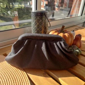 Clutchbag - Nu säljer vi våran fantastiskt handsydda cluchbag tillverkat av återbrukattyg💕