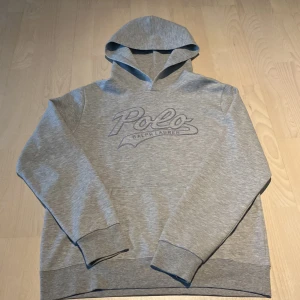 Ralph Lauren hoodie - Säljer min sjukt stilrena Ralph Lauren hoodie! Endast använd ett fåtal gånger, skicket är 10/10!