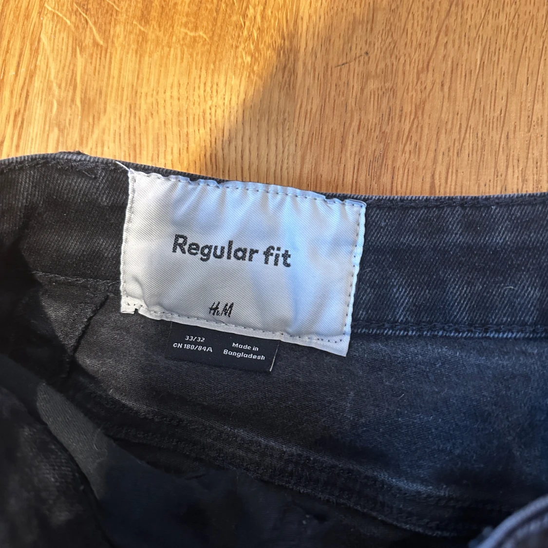 Svarta regular fit jeans från H&M - 2
