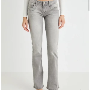 LBT Valerie bootcut jeans lågmidjade  - Snygga grå lågmidjade bootcut jeans från LBT. Använda max 3 gånger. Storlek W30. Säljer dessa då dem är lite förstora tyvärr. Priset kan diskuteras vid snabb affär.