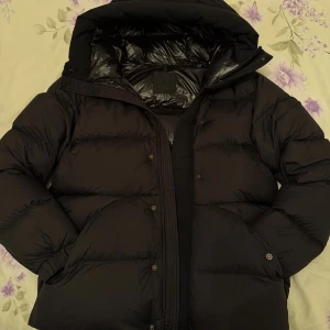Moncler Madeira  - Säljer denna fräscha, varma vinter jackan. Aldrig använd, säljs eftersom att den inte passar mig så väl. Säljs för grymt pris, går även att diskutera.
