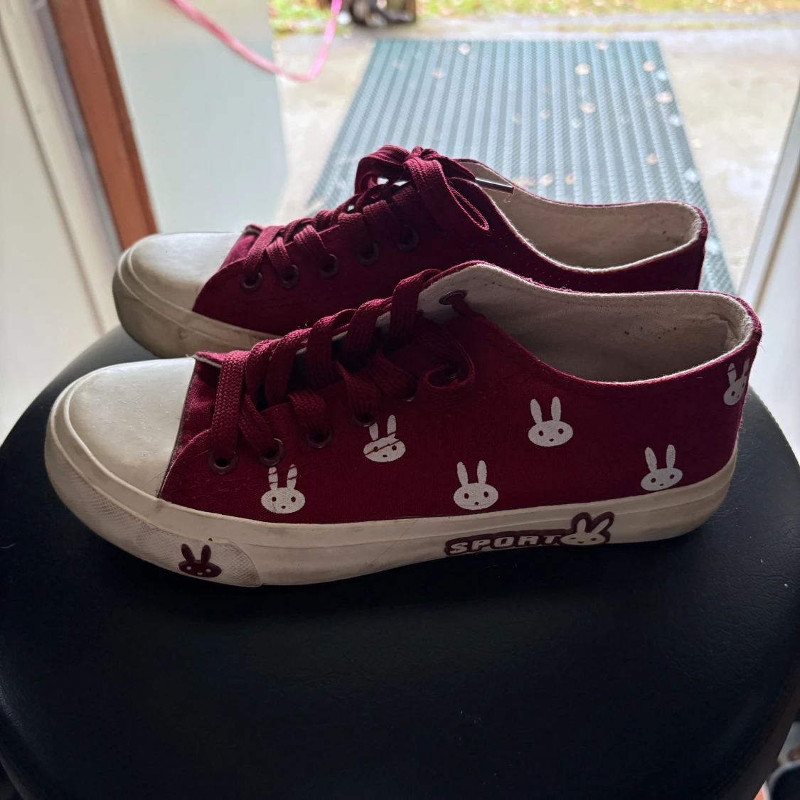 Vinröda sneakers med kaninmönster