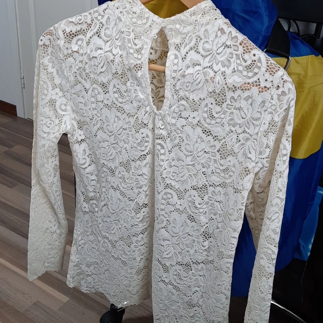 Vit spetsblus med lång ärm - 1