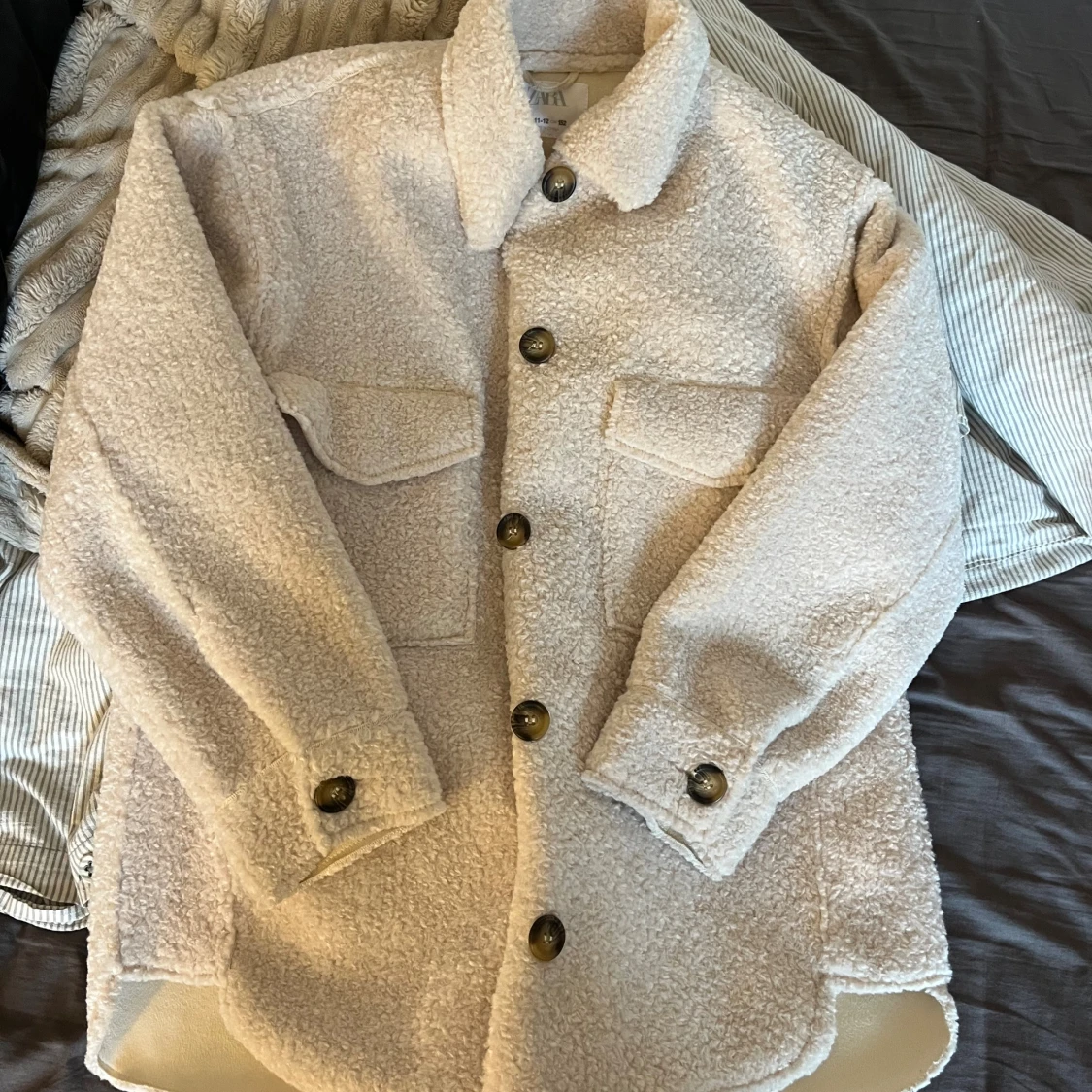 Beige teddyjacka med stora knappar - 1