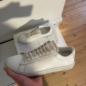 Vita sneakers från Oliver Cabell - Skick 9/10 bara lite smått andvända och smutsiga snören. Hör av dig vid funderingar🤗