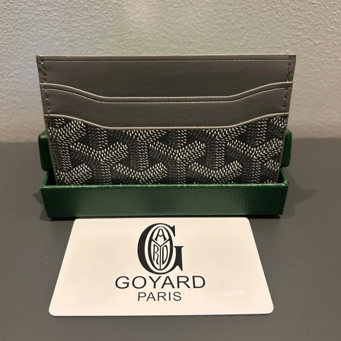 Grå  plånbok med mönster - 1