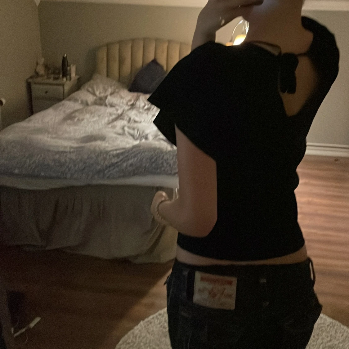 Svart ribbad topp med knyt i ryggen - 2