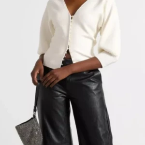 Vit stickad blus från Lindex - Säljer topp/blus från Lindex med v-ringning och knappar framtill. Blusen har trekvartsärmar med lätt puff. Nypriss-499kr