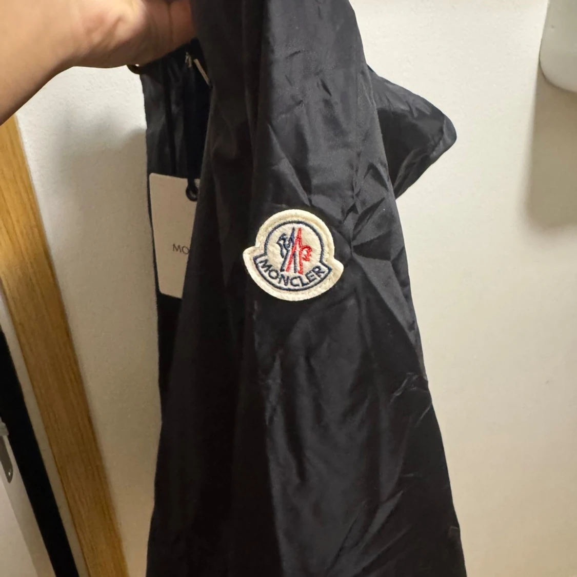 Svart vindjacka från Moncler med huva - 3