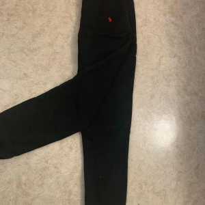 Svarta mjukisbyxor från Polo Ralph Lauren - Svarta mjukisbyxor från Polo Ralph Lauren den är gjorda i mjukt polyester material. Perfekta för chill eller träning. Säljer på grund av att den inte passade mig (Den är a k0pia).
