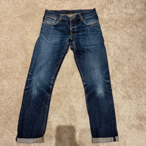 Selvage Nudie Jeans blå jeans W33 L34 - Riktigt Shcyssta Selavge nudie jeans med sjuka fades!  Modell: grim tim. Lagade mellan benen på en nudie repair shop, hör av er vid eventuella frågor! Hälsningar Fred! 