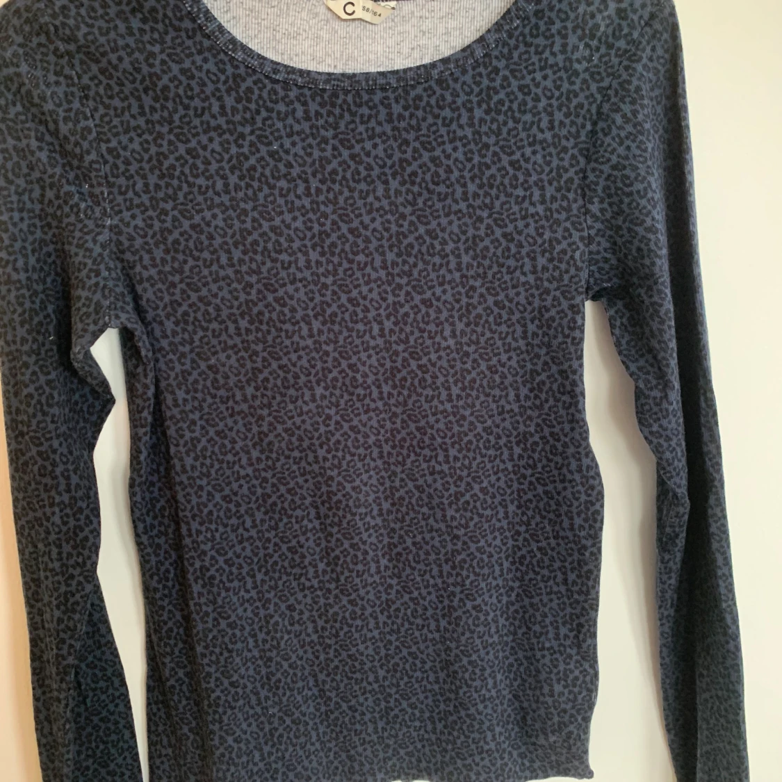 Mörkblå leopardmönstrad långärmad tröja
