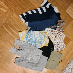 Paket barnkläder storlek 56 - 3 kortärmad/kortbent onepiece, 1 pyjamas, 1 linne-body, 2 bodys, 3 par byxor.