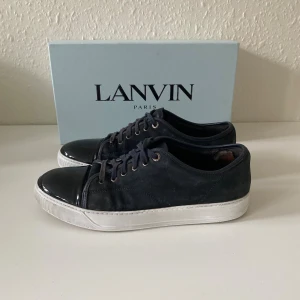 Lanvin Cap toe sneakers - Lanvin Cap toe sneakers | Storlek: Uk 9 (43) | Skick: Mycket bra (lite slitna inuti) | Box medföljer, tvättas efter köp!