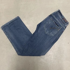 Dondup jeans - Snygga blå jeans från George i skinny fit-modell. Jeansen har klassisk femficksdesign, lätt slitna detaljer och kontrastsömmar. Passformen är tight och materialet är mjukt denim som sitter skönt hela dagen. Perfekt för dig som gillar en smal siluett.