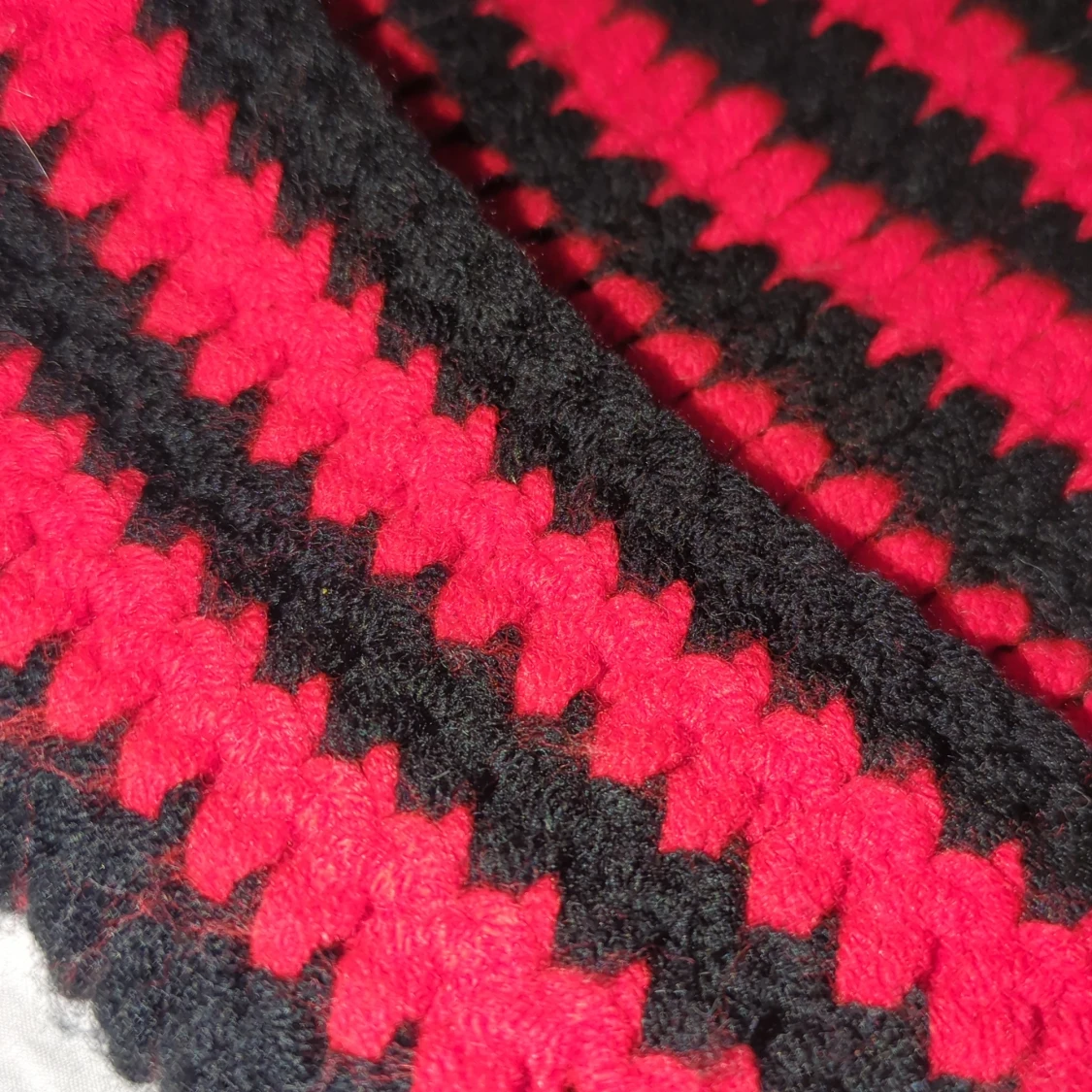 Stickad randig cat beanie i rött och svart - 1