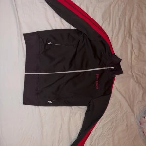 Palm Angels tracksuit  - Grå och rosa palm mangels tracksuit till salu! I stort sett inga tecken på användning! Hör av dig om du är har fler frågor!