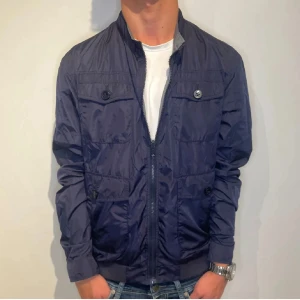 Blå Field Jacka - Tja, säljer denna riktigt feta Field Jackan, 10/10 skick, aldrig använts.| Nypris 899| Mitt pris: 449|Priset är ej hugget i sten. Tveka inte på att skriva.