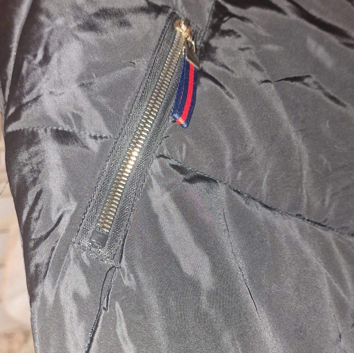 Svart lång dunjacka med fuskpäls - 2